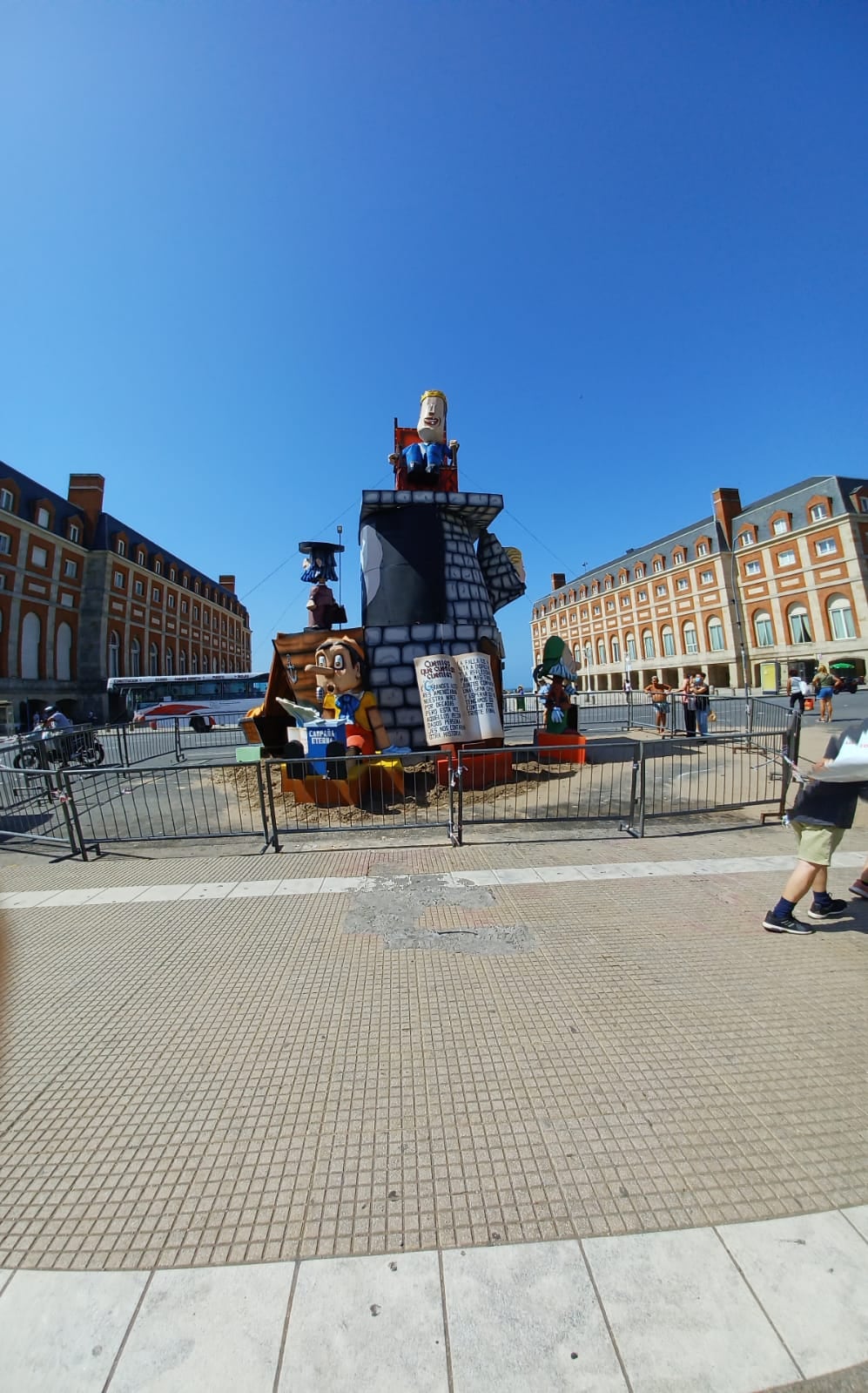 La escultura realizada por el artista Adrián Más Reyes se sumó al paisaje marplatense con un mensaje en donde se satiriza a los cuentos de hadas y los políticos argentinos.