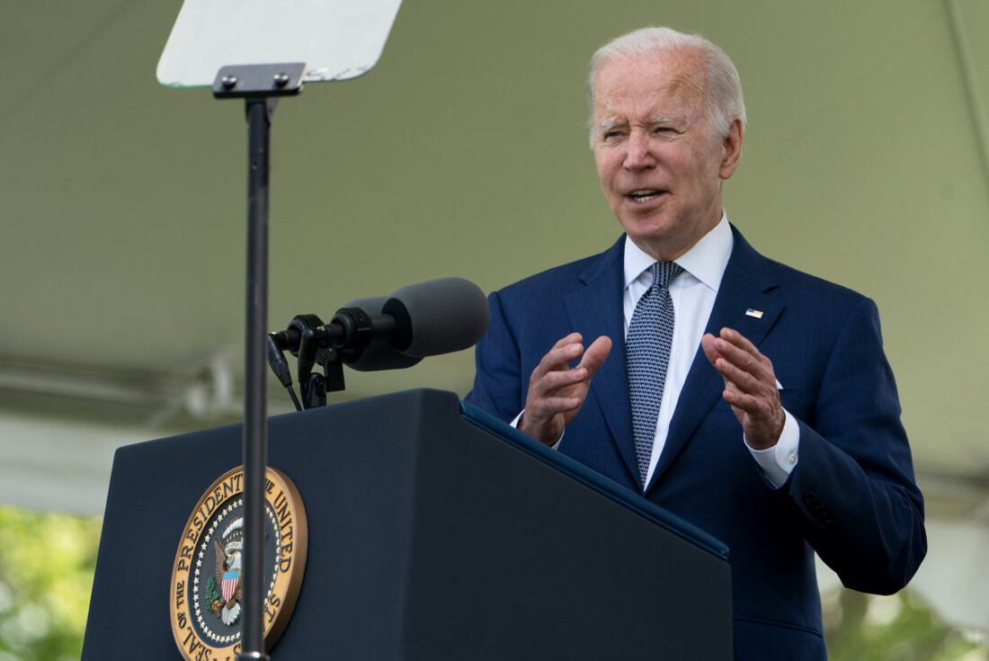 Joe Biden vivió un momento de tensión al ser interrumpido por Manuel Oliver, el padre de una víctima de tiroteo. Foto: AP.