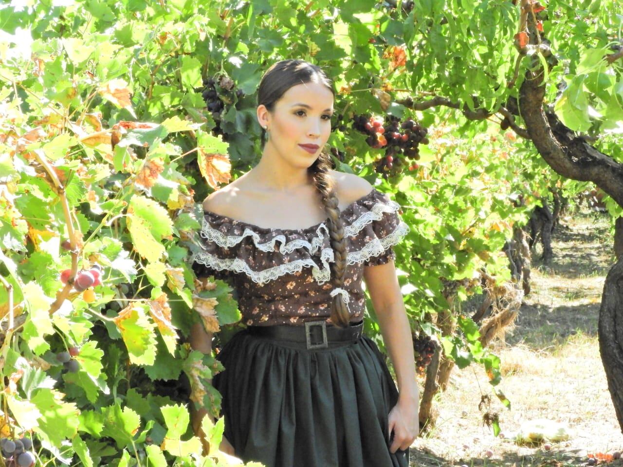 Florencia Álvarez en el patio de su casa en Rivadavia.