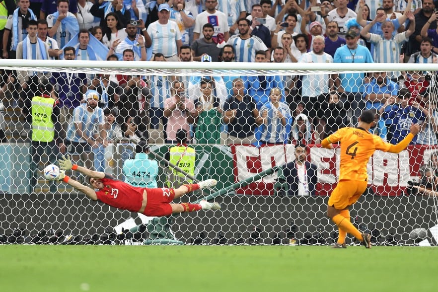 El penal atajado por "Dibu" Martínez a Virgil van Dijk.