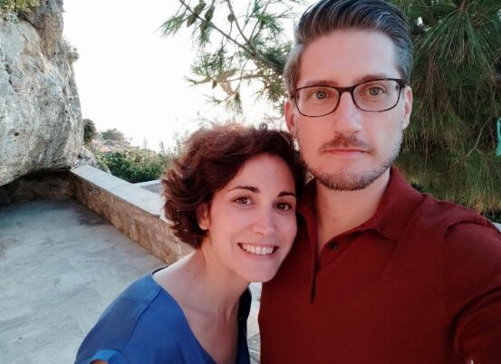 Niki y Sebastián viven en Grecia desde el 2017.