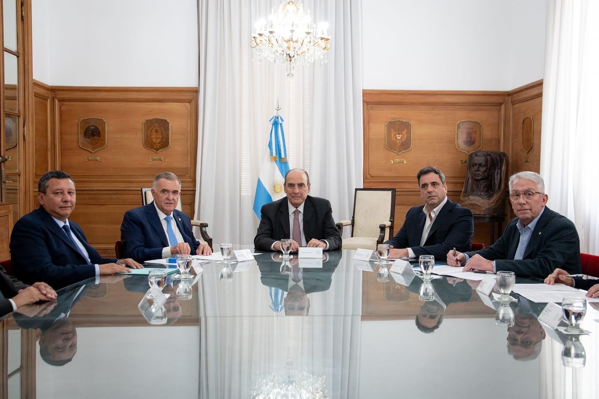 Participaron de la firma el vicejefe de Gabinete del Interior, (el tucumano)Lisandro Catalán; el secretario de Obras Públicas de la Nación, Luis Giovine; y el ministro del Interior de Tucumán, Darío Monteros.