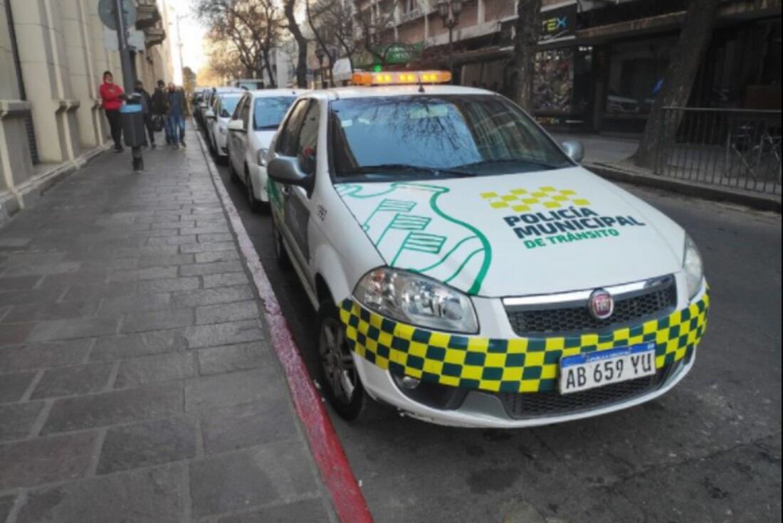 Entre los cinco automóviles se encontraba uno de la Policía de Tránsito.