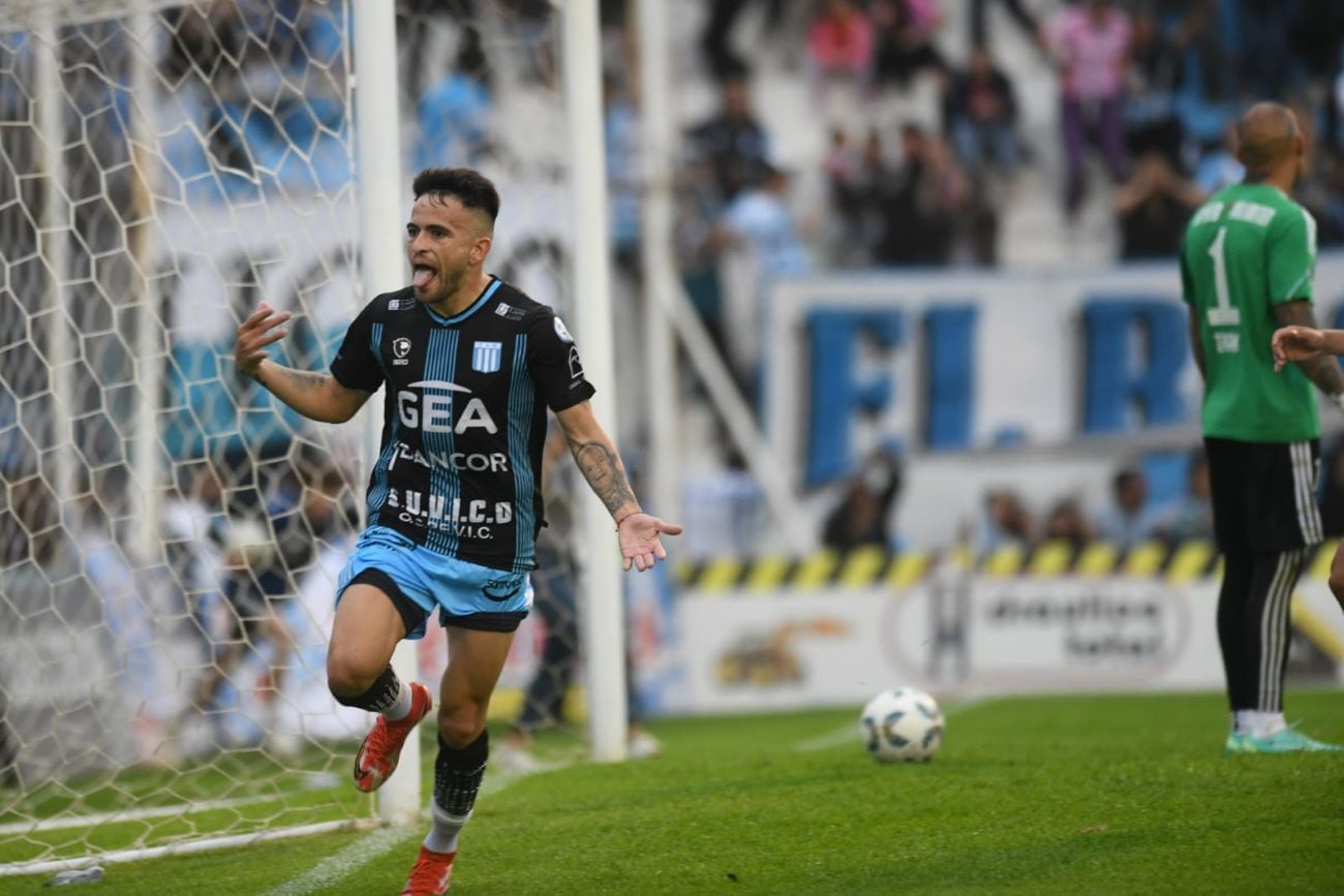 Racing de Nueva Italia recibe a Deportivo Riestra por la fecha 31 de la Zona B de la Primera Nacional. (Ramiro Pereyra / La Voz)