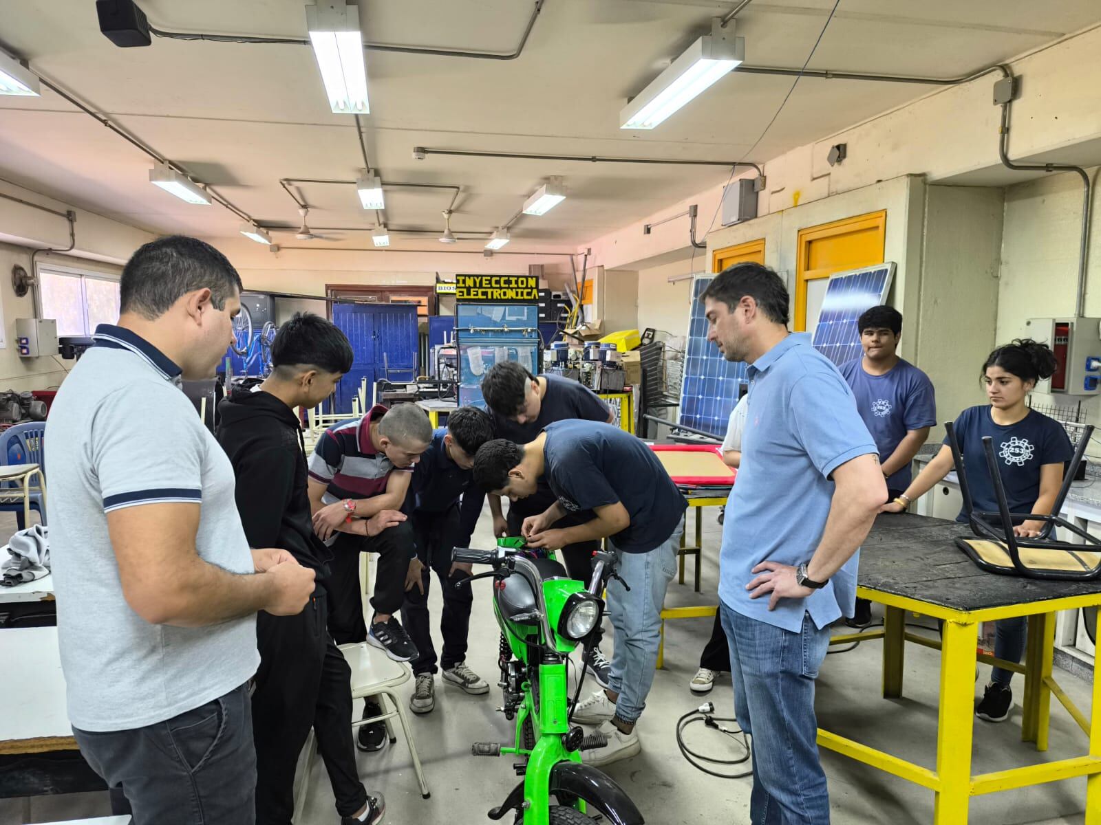 La moto eléctrica tiene una rendimiento de 50 kilómetros, por lo que puede realizar una distancia equivalente a Capital-Villa Carlos Paz.