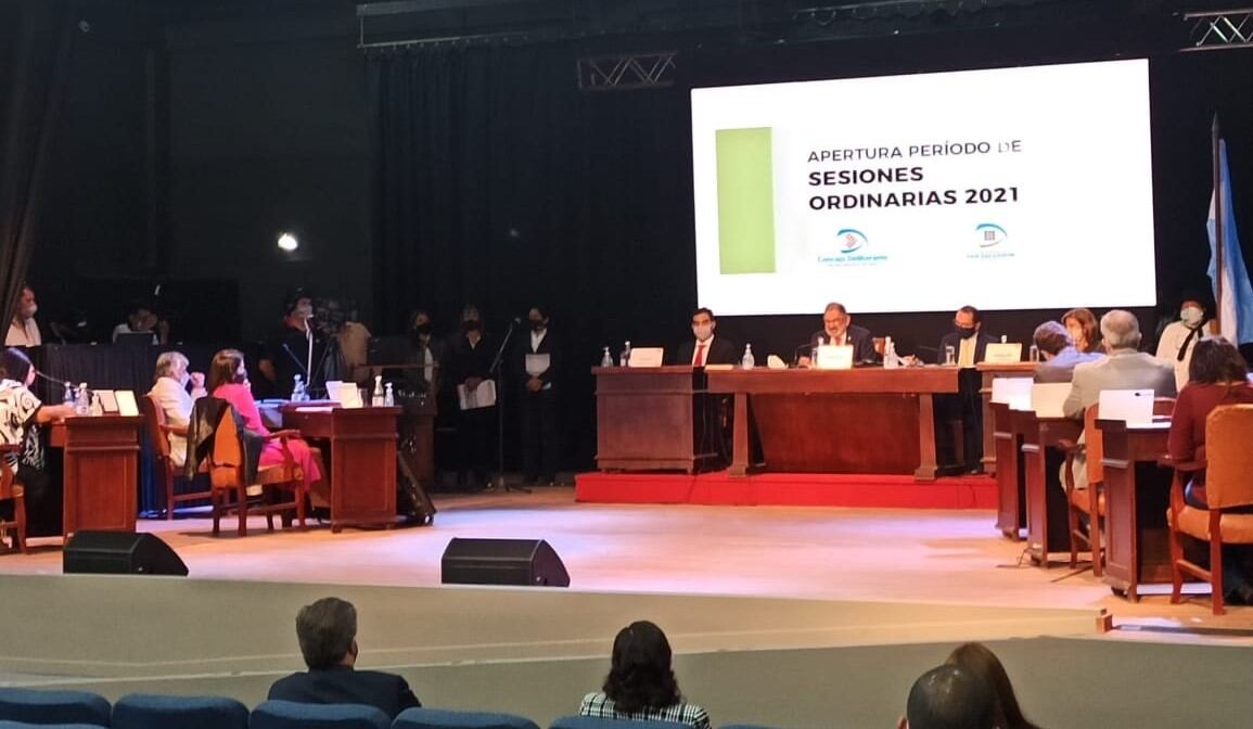 El presidente del Concejo Deliberante, Lisandro Aguiar, e integrantes de los distintos bloques de concejales, escuchan el mensaje del Intendente. En el auditorio, el gobernador Gerardo Morales.