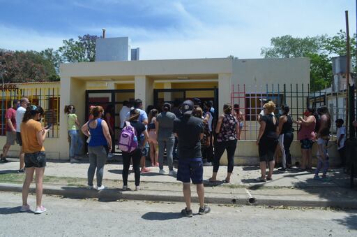 Padres y madres reclamando frente al jardín de infantes (Gentileza)