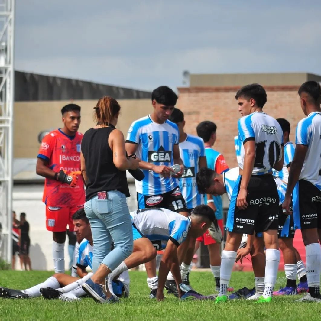 Anita sacando fotografías en Racing de Nueva Italia.