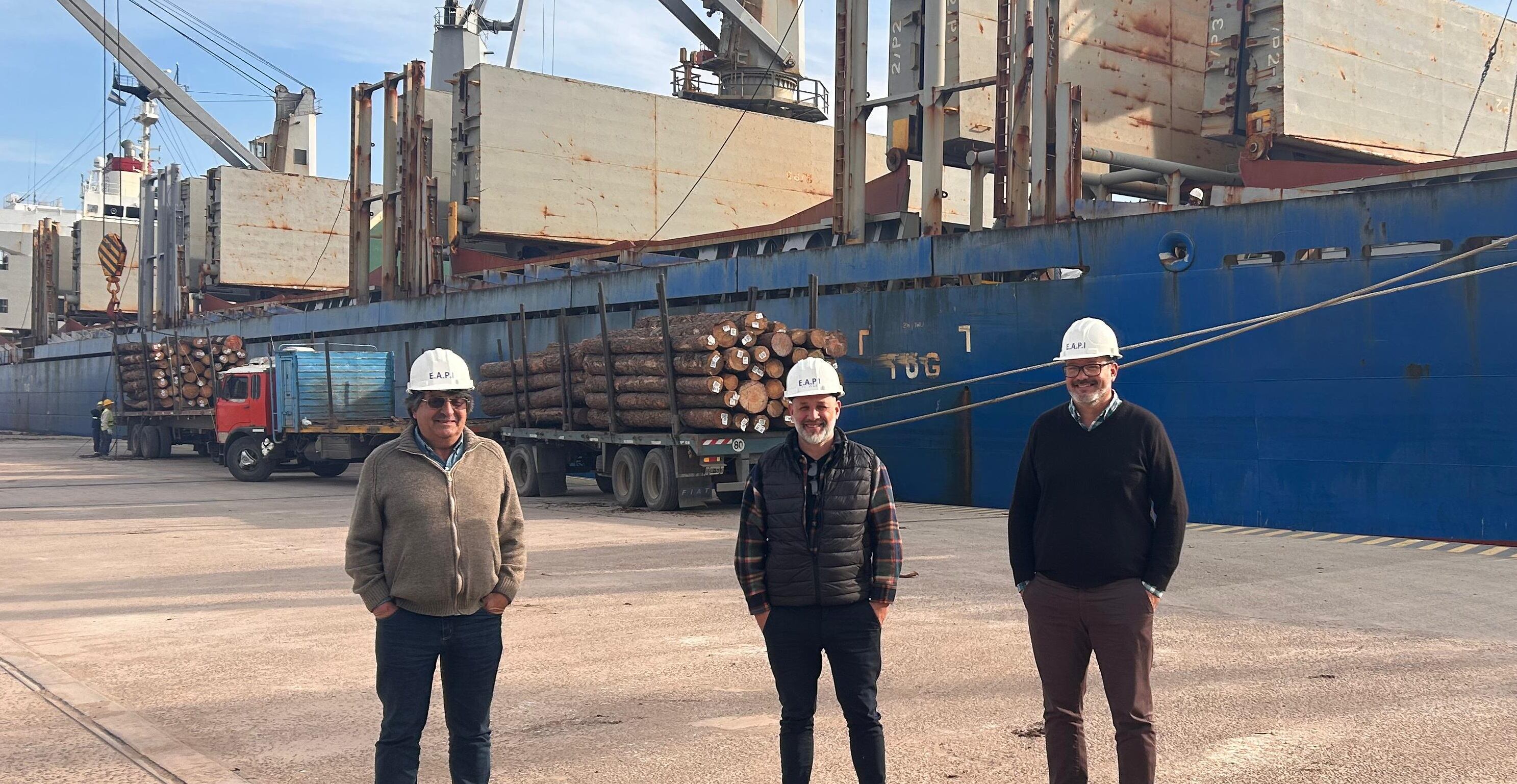 Matías Regalado, el intendente Ezequiel Maneiro y el concejal Ángel Pereyra, en Puerto Ibicuy.