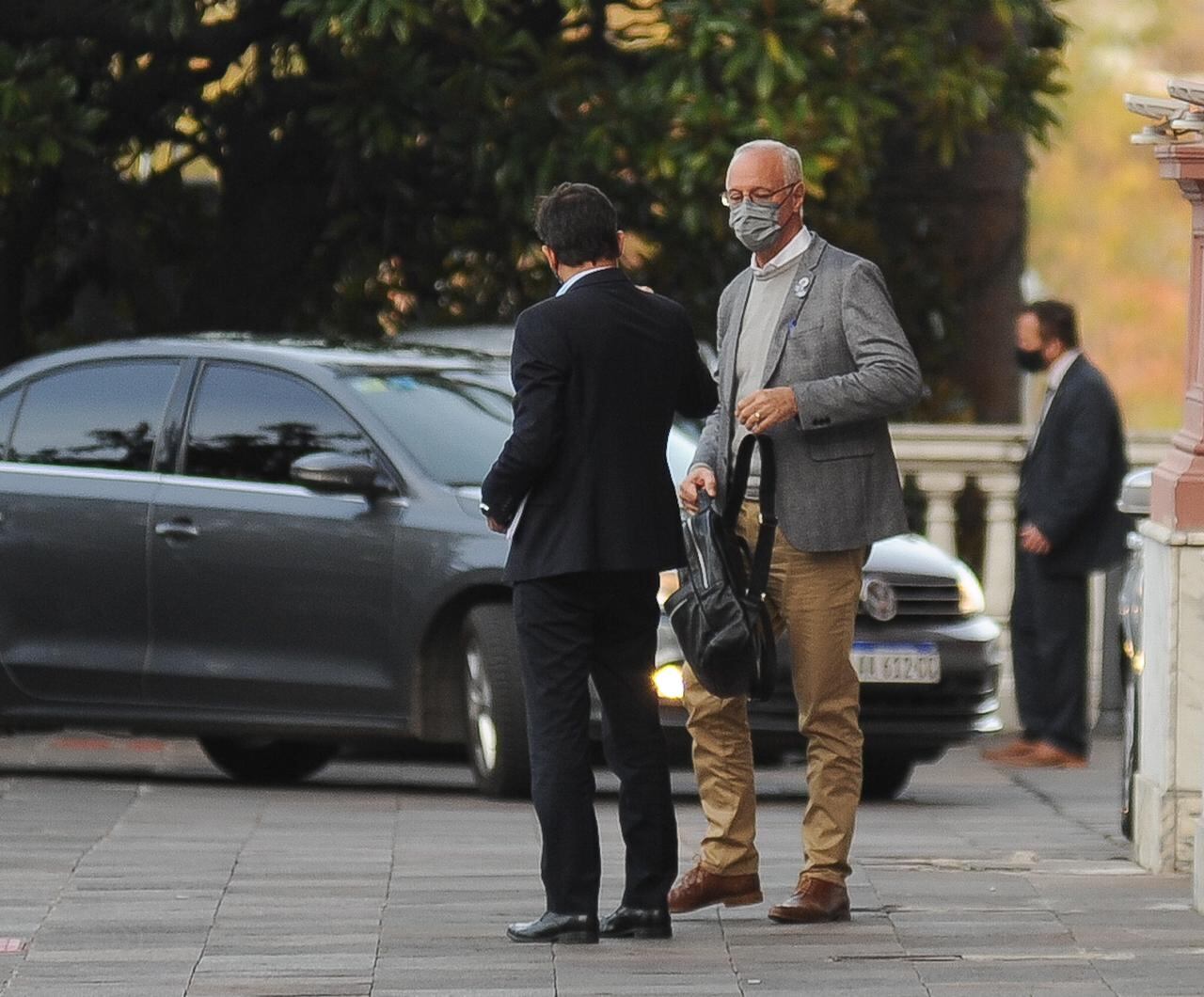 Fernán Quirós (i) y Daniel Gollan, ministros de Salud porteño y bonaerense, respectivamente, dialogan tras una reunión sobre el COVID-19 en la Casa Rosada.