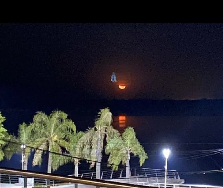 Le sacó una foto a la luna y apareció la silueta de la virgen de Itatí.