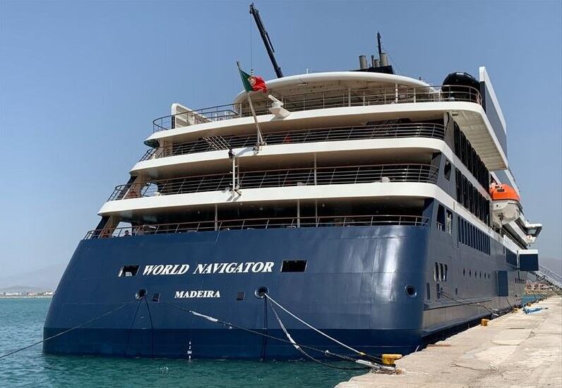 La empresa es americana, pero navega con bandera de Portugal. El puerto de asiento del crucero está en la Isla Madeira, territorio autónomo perteneciente a Portugal,