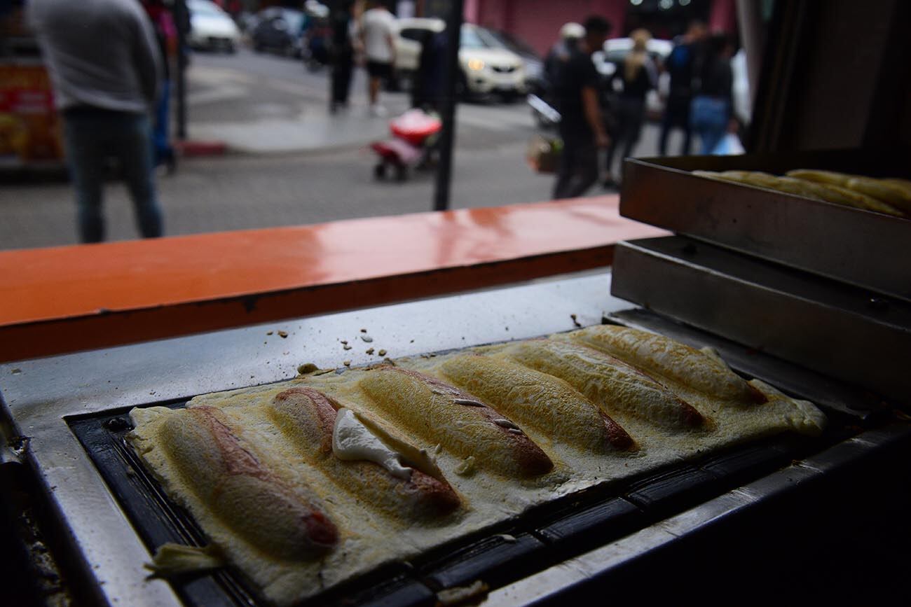 Los panchos electrónicos son un clásico de la peatonal de Córdoba. (José Gabriel Hernández / La Voz)