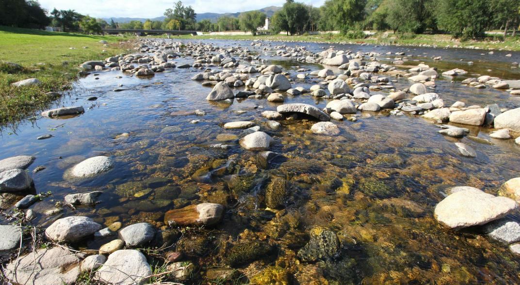 Río Cosquín. Baja desde el norte de Punilla y es el principal afluente del lago San Roque. Para las varias localidades de esa cuenca “media”, la Provincia licitó ahora una planta de cloacas. (La Voz)