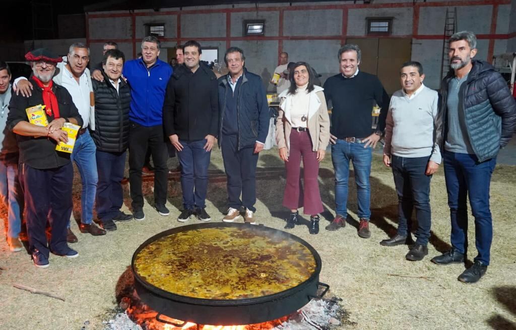 La paella radical en Alveare reunió a 500 personas.