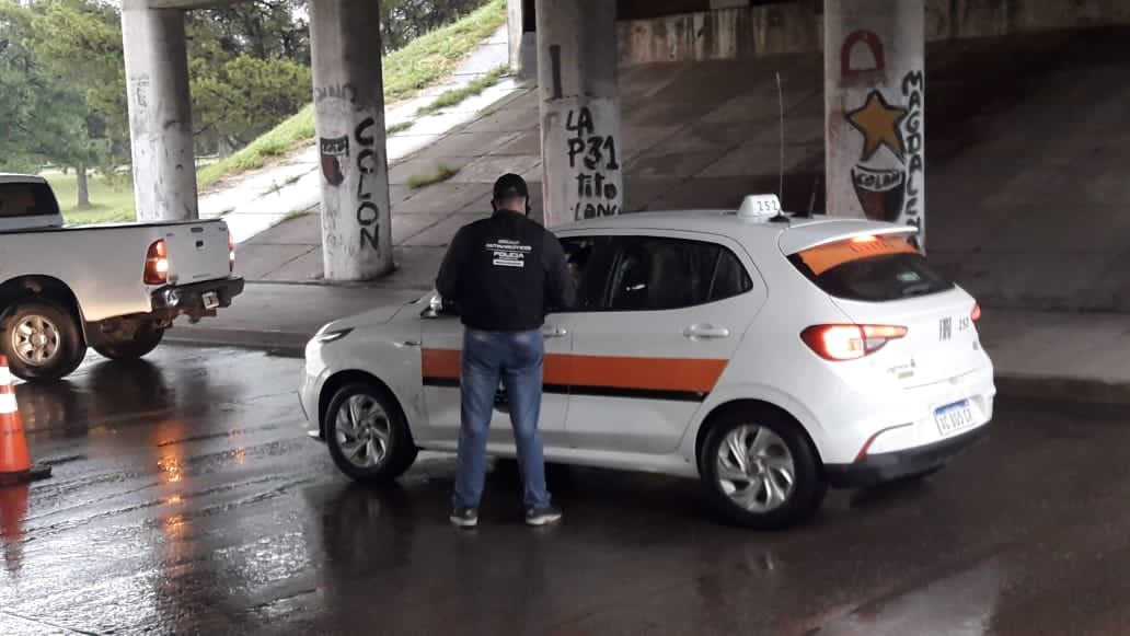 El vehículo quedó detenido bajo el puente del cruce de Circunvalación y la Ruta Nacional 11.