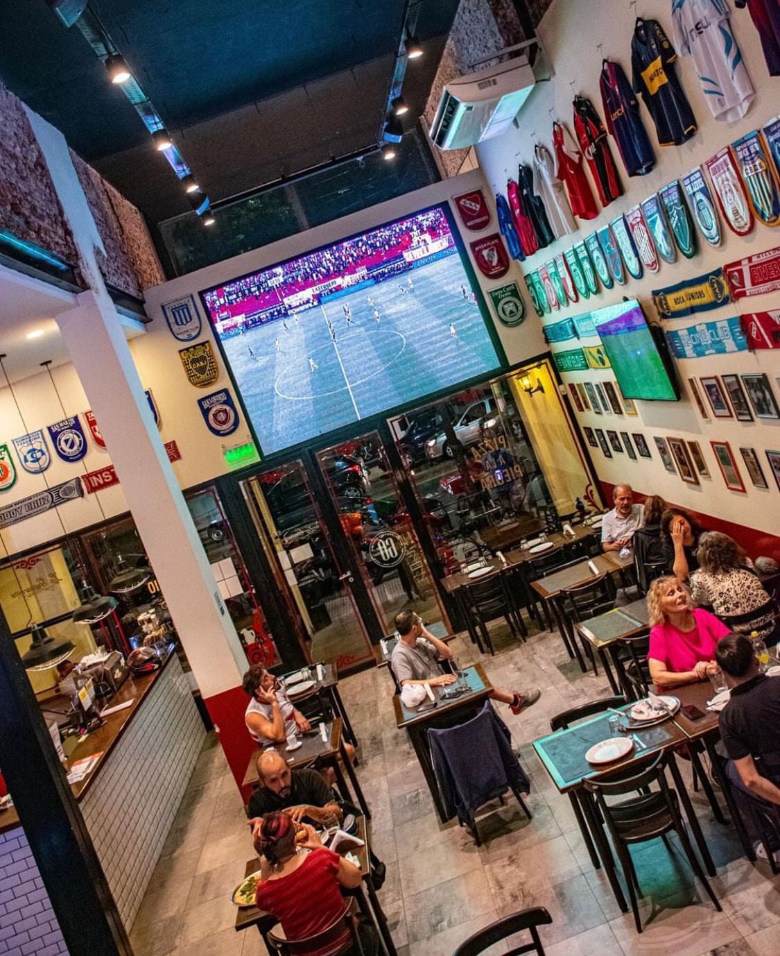 La Guitarrita, el restaurante decorado con un sinfín de emblemas deportivos.