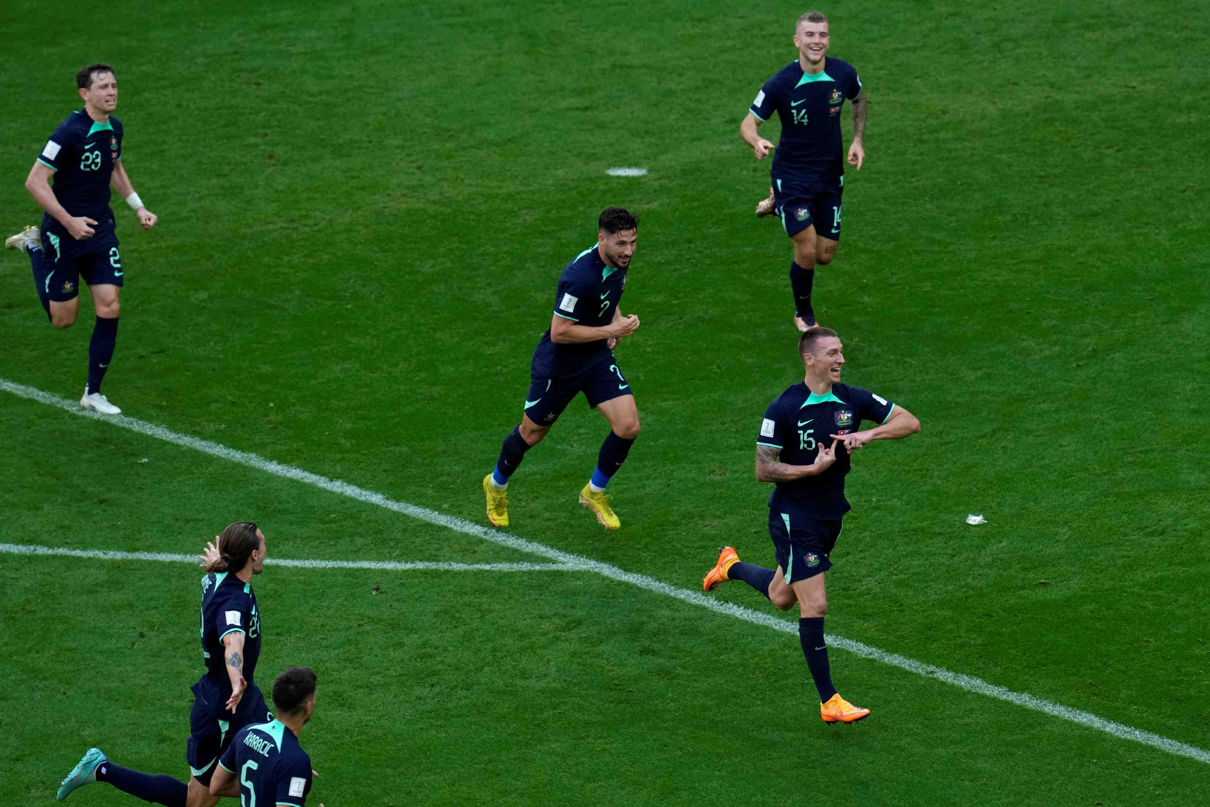 Mitchell Duke, de Australia, anotó el primer gol de su seleccionado ante Túnez y festejaron todos. (AP)