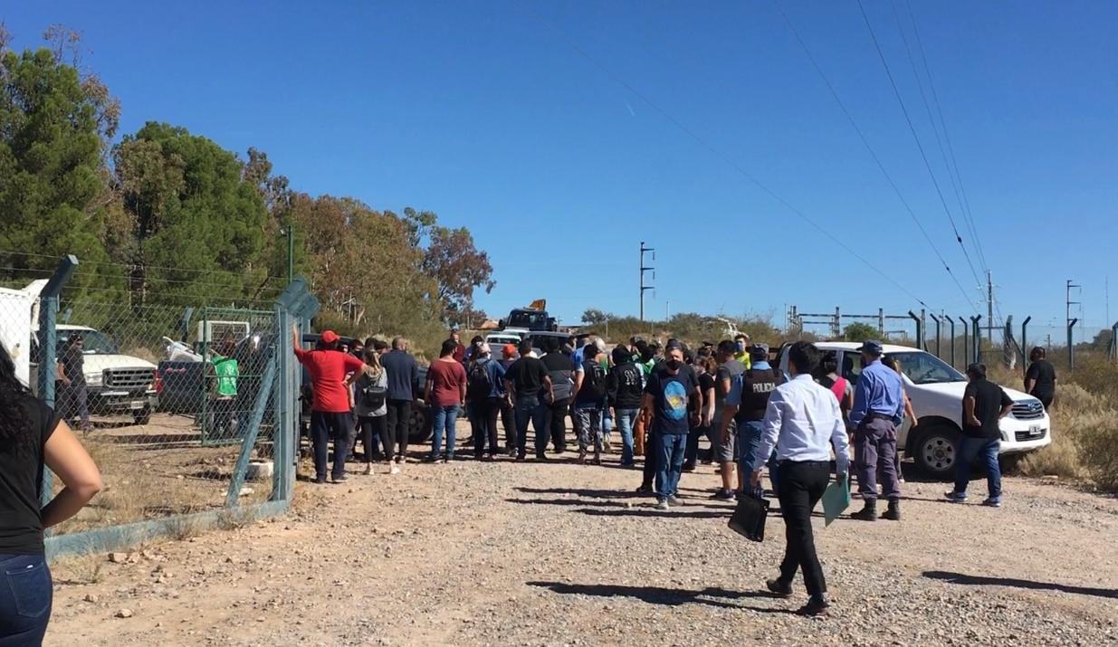 Sindicalistas destruyeron una planta transmisora de tres radios en Neuquén.