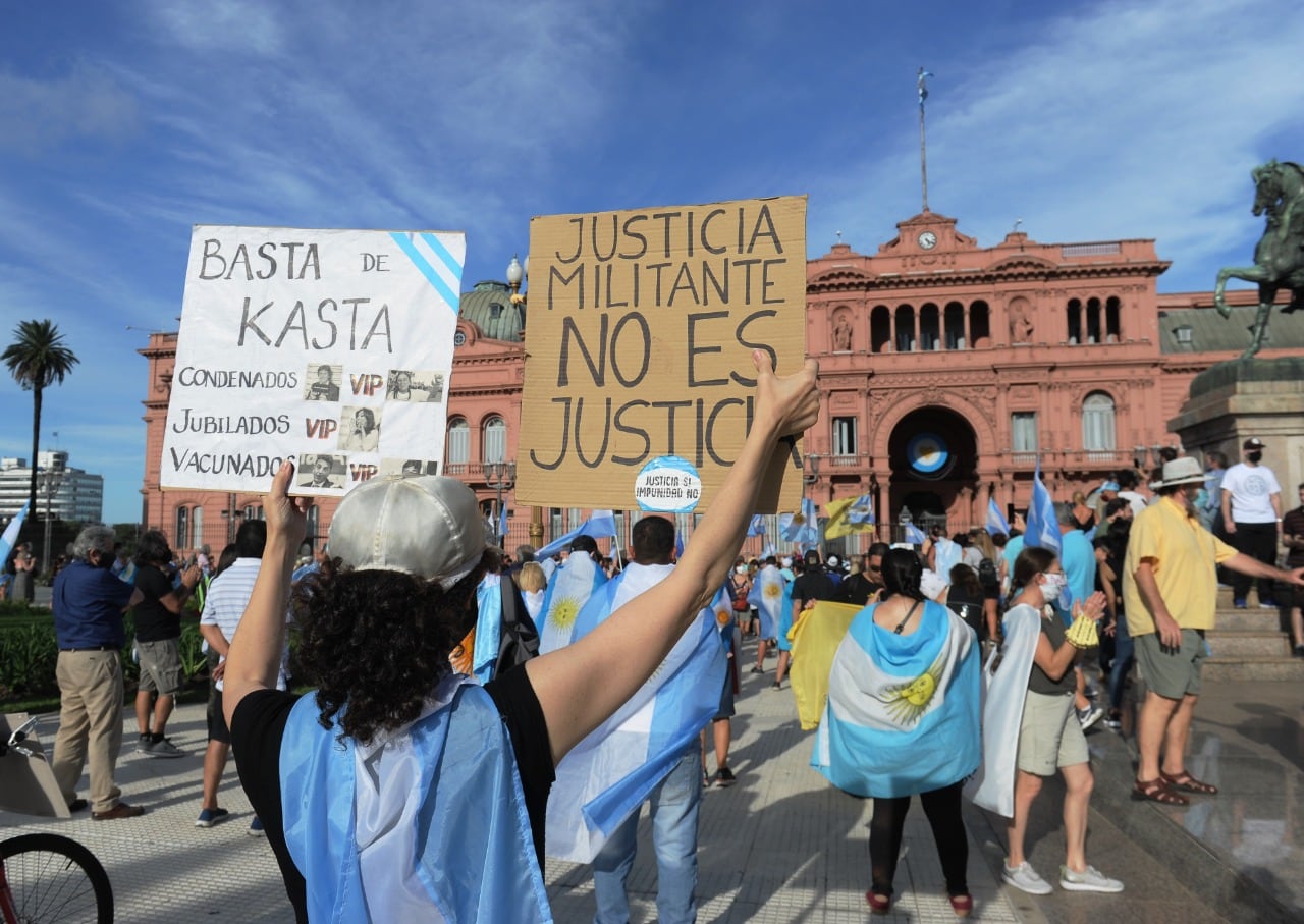 Marcha en Plaza de Mayo en contra del vacunatorio VIP (Foto: Clarín)