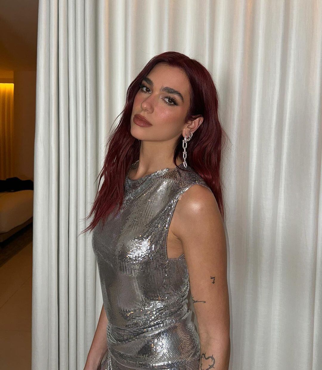 El look metalizado de Dua Lipa