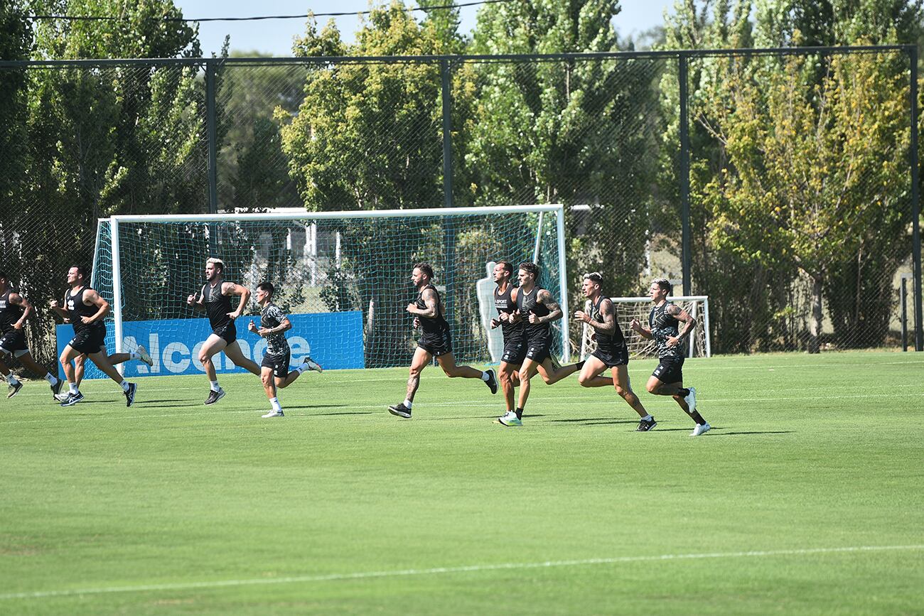 Entrenamiento de Belgrano en el predio de Villa Esquiú con la presencia del director técnico Guillermo Farré