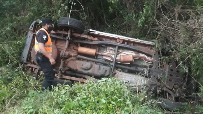 Despistaron con su camioneta en Hipólito Irigoyen: todos ebrios.