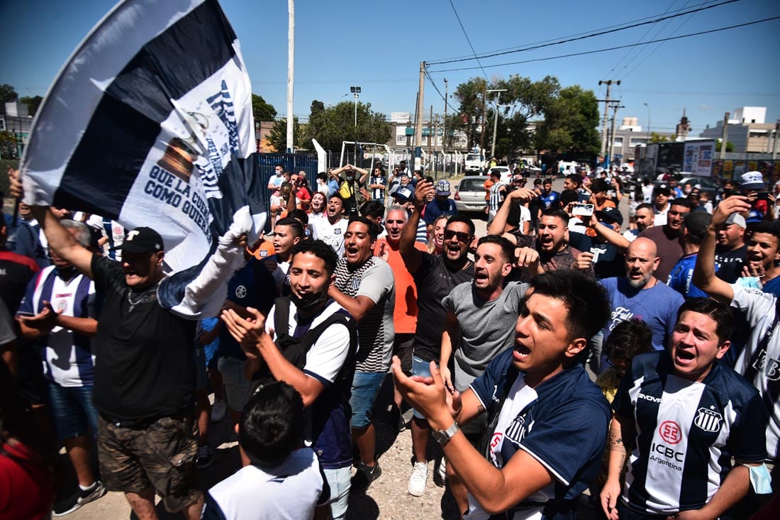 Hinchas de Talleres en la Boutique de Barrio Jardín esperan ver el ultimo entrenamiento  del equipo antes del viaje   a Santiago del Estero. (Pedro Castillo /La Voz)