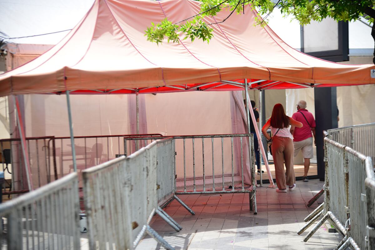 Covid en Córdoba: dos fallecimientos y menos de mil casos en 24 horas