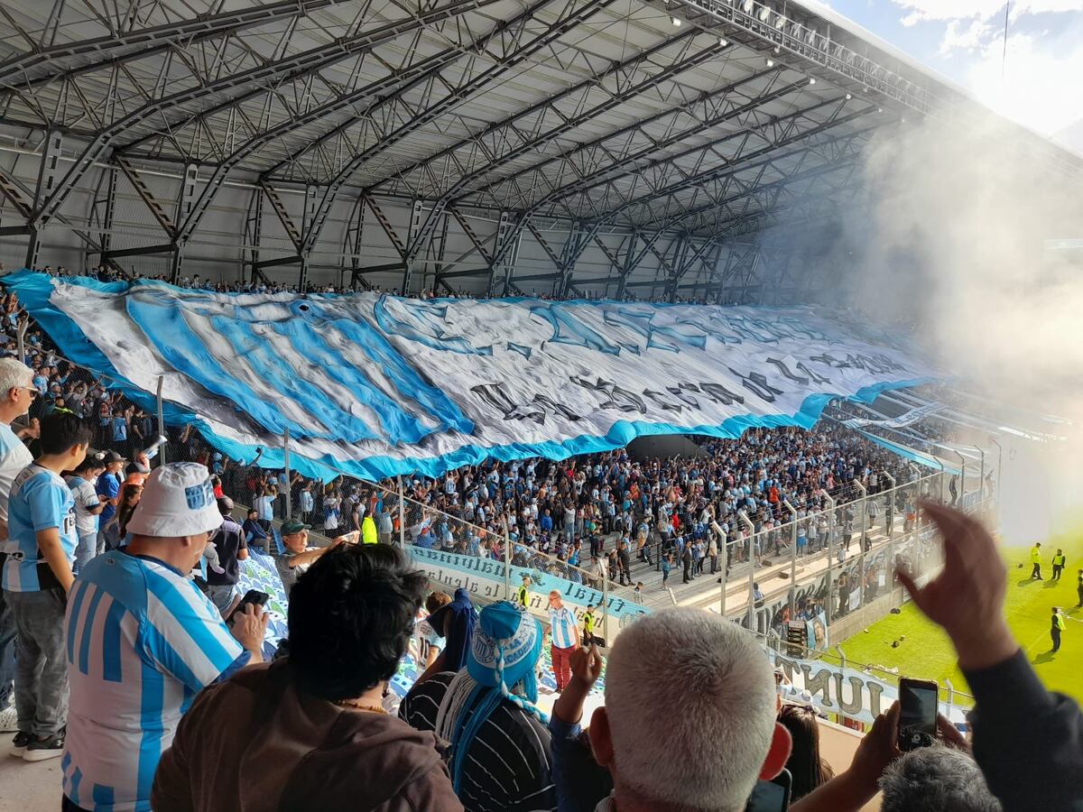Racing no se quedó atrás y desplegó un imponente recibimiento en San Luis