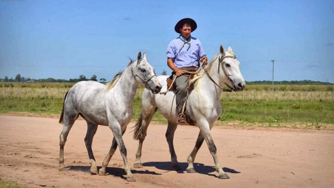 Las cabalgatas son otras de las propuestas de Santa Lucía por sus zonas de arenales.