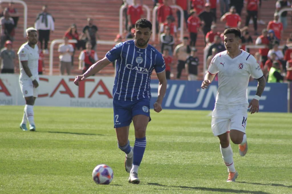 Pier Barrios, con pelota dominada durante el primer tiempo (Foto: Prensa Godoy Cruz).