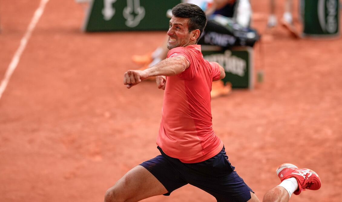 El alocado festejo de Djokovic tras coronarse en Paris (Foto: AP).