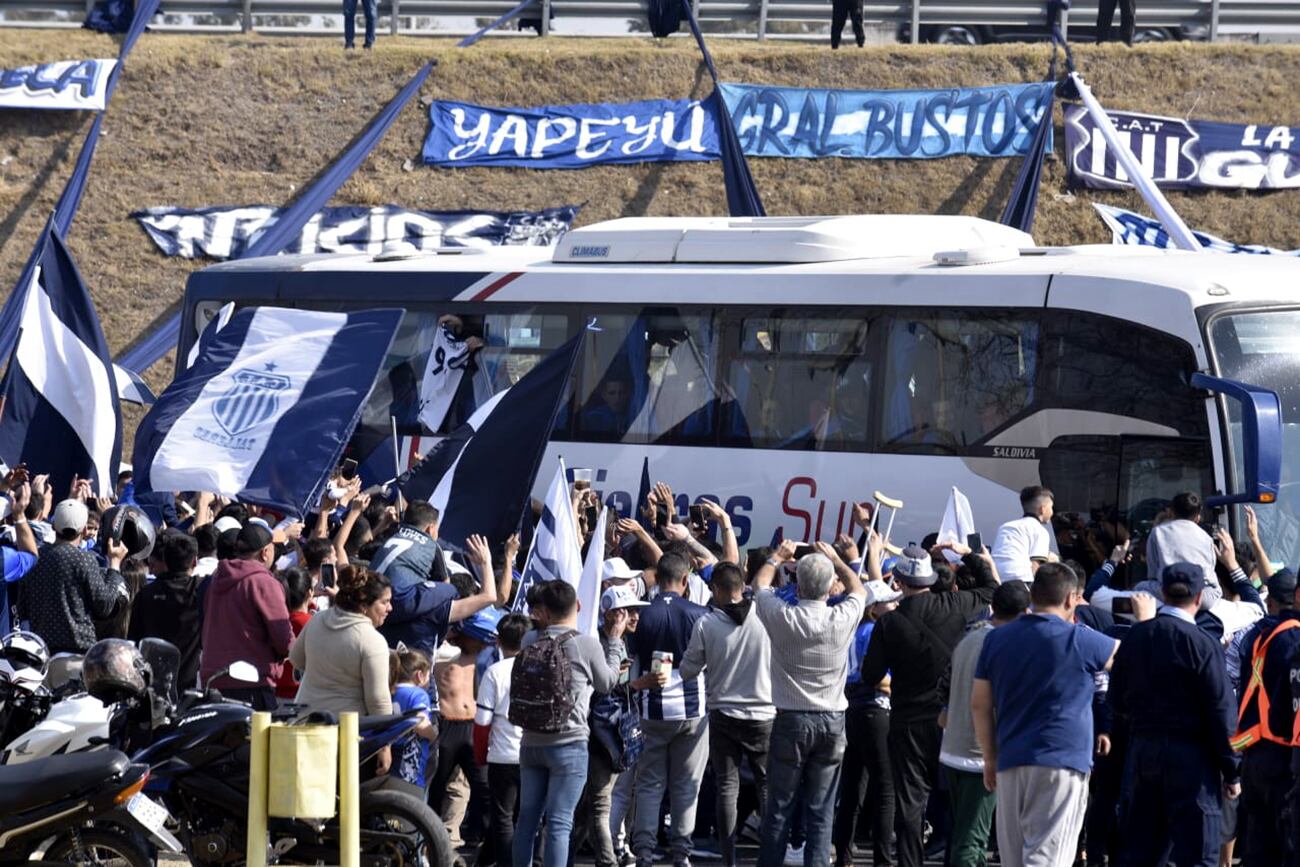 Despedida de Talleres en el aeropuerto Taravella, en Córdoba. (Ramiro Pereyra / La Voz)