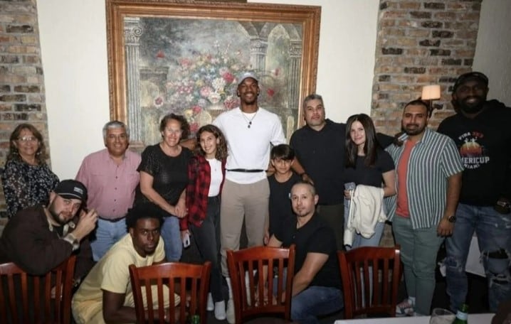 La familia chubutense en la cena con Jimmy Butler.