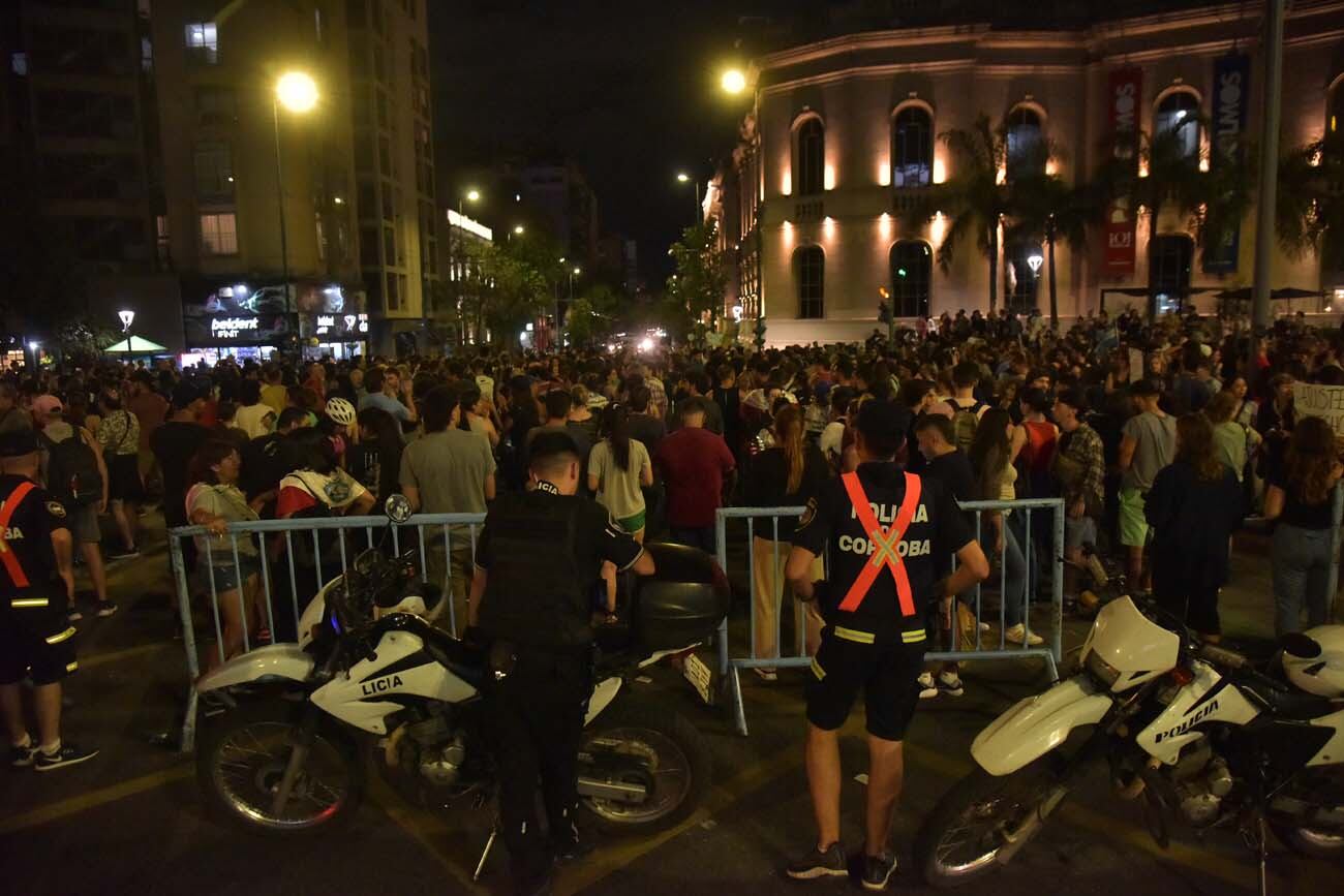 Cacerolazo en Patio Olmos contra del DNU de Milei (Facundo Luque / La Voz)