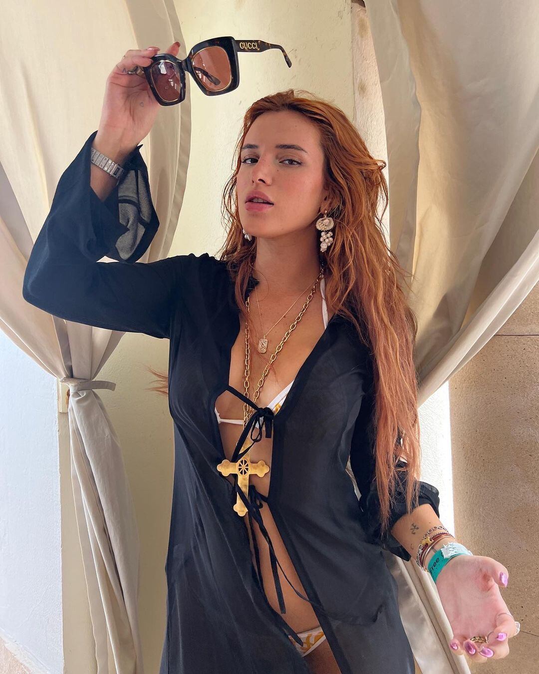 En microbikini amarilla, Bella Thorne se puso un crucifijo pero lució un look del demonio.