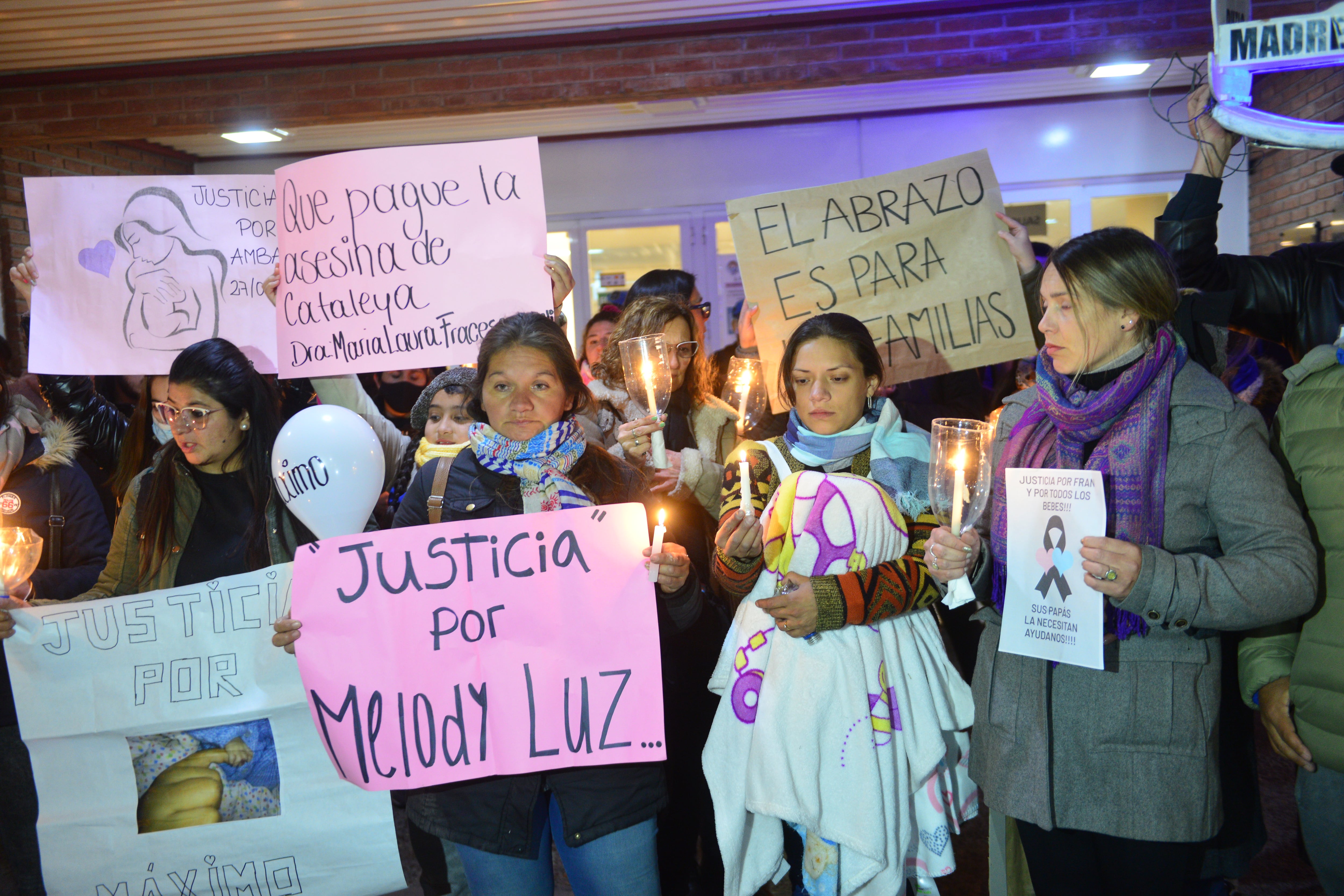 Marcha de las antorchas de las madres del dolro en el Hospital Neonatal por el caso de la muerte de varios bebes en ese nosocomio. Foto Javier Ferreyra