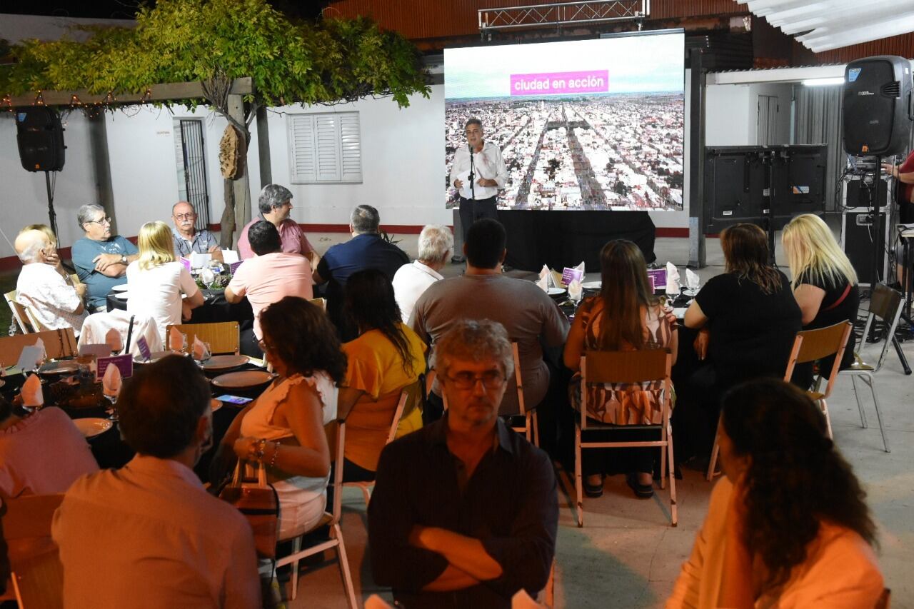 El intendente Luis Castellano presentó su balance de gestión ante las 41 comisiones vecinales