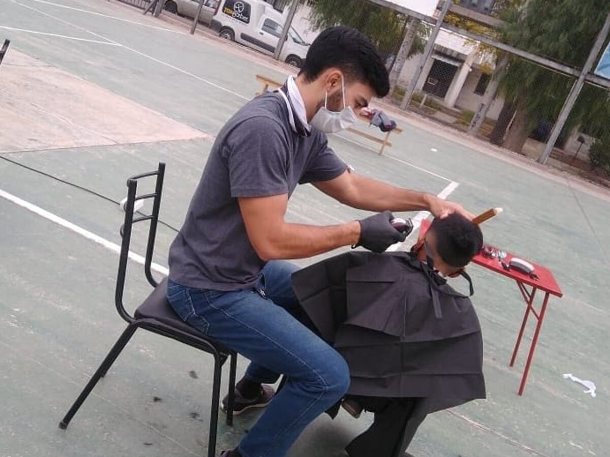 Barberos solidarios: recorren los barrios de Mendoza buscando ayudar