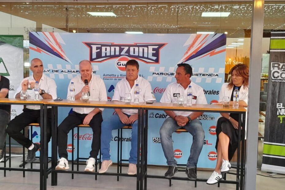 Autoridades, promotores, dirigentes y sponsors, durante el lanzamiento del Rally de Almafuerte.