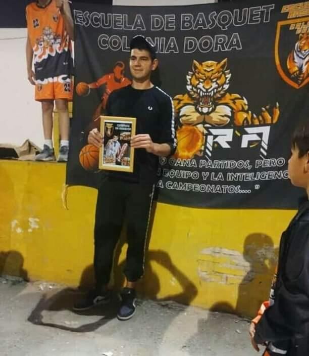 Gabriel Deck, estuvo en Colonia Dora compartiendo con niños luego de ser campeón con la Selección Argentina.