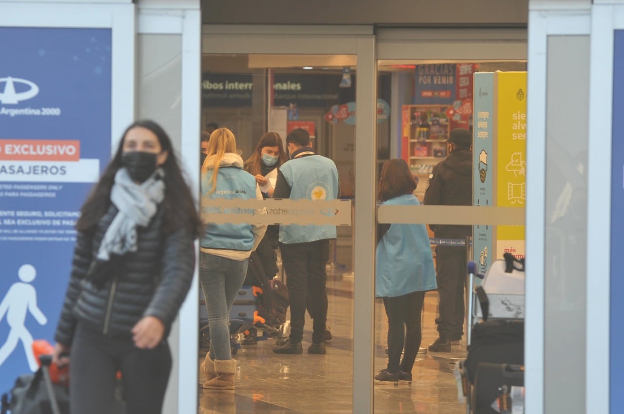 Arribo de pasajeros en el Aeropuerto Internacional de Ezeiza.