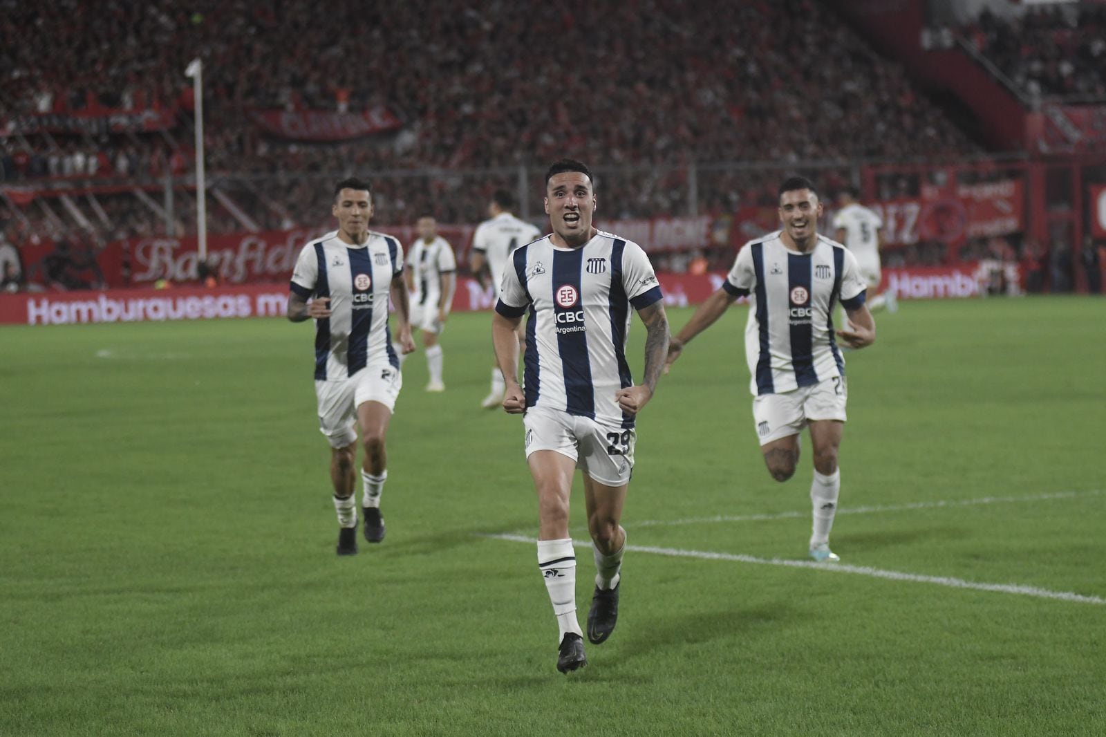 Benavídez y Girotti marcaron los goles de Talleres ante Independiente en Avellaneda. (Federico López Claro / La Voz)