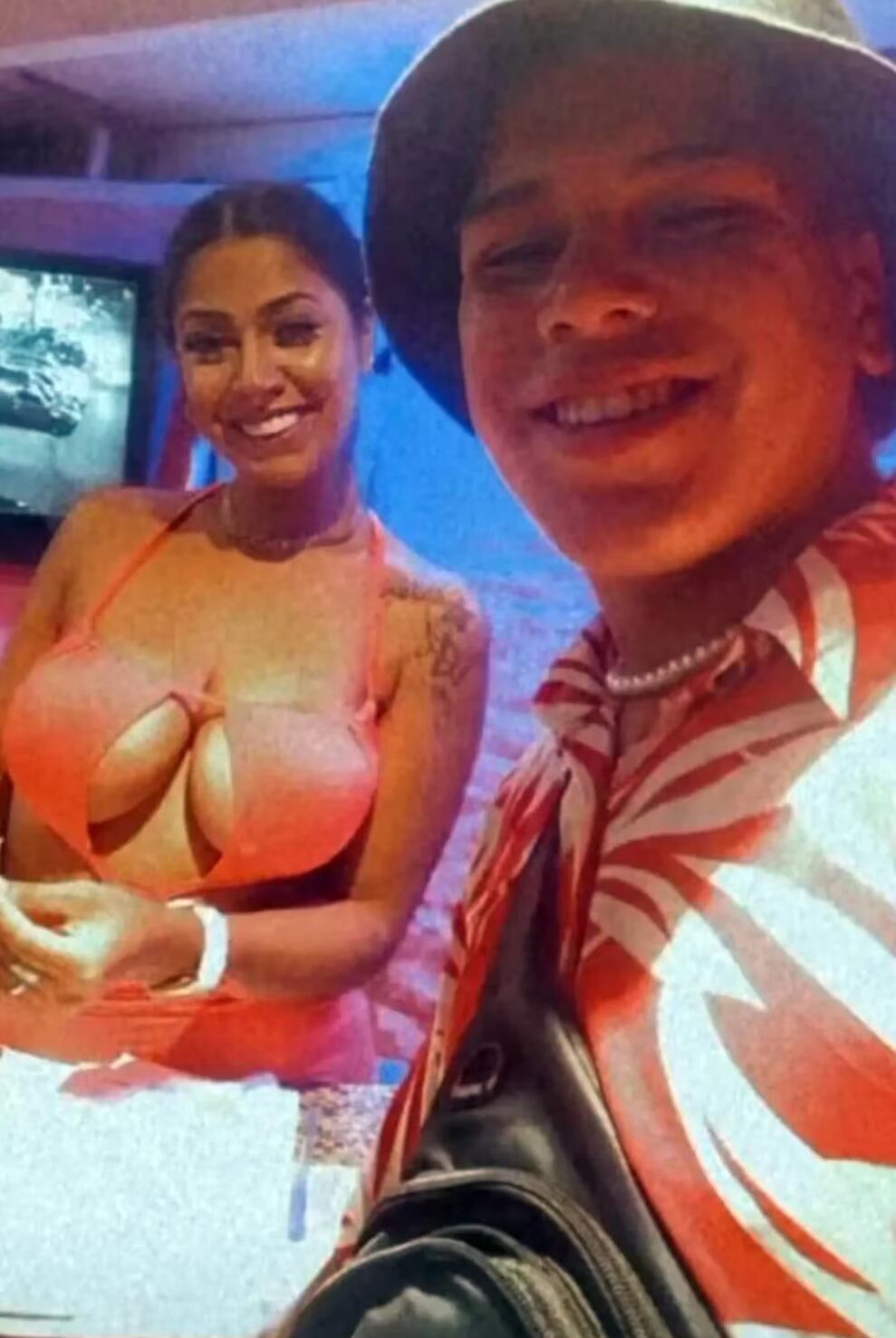 En la imagen que se viralizó en redes se ve a Thiago de "Gran hermano" junto a una joven muy parecida a Daniela.