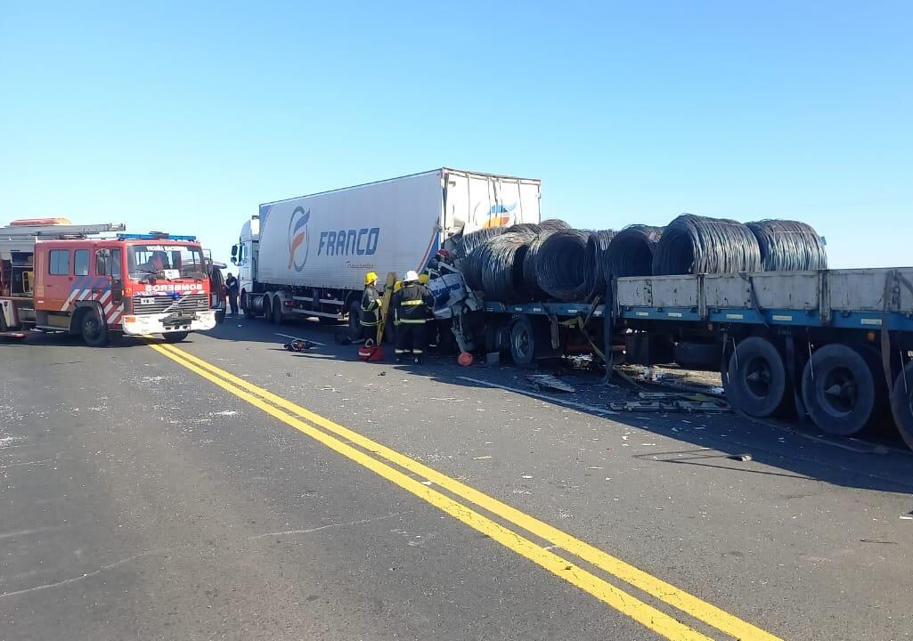 Sur de Córdoba. Choque de camiones en la ruta nacional 7 (Gentileza).