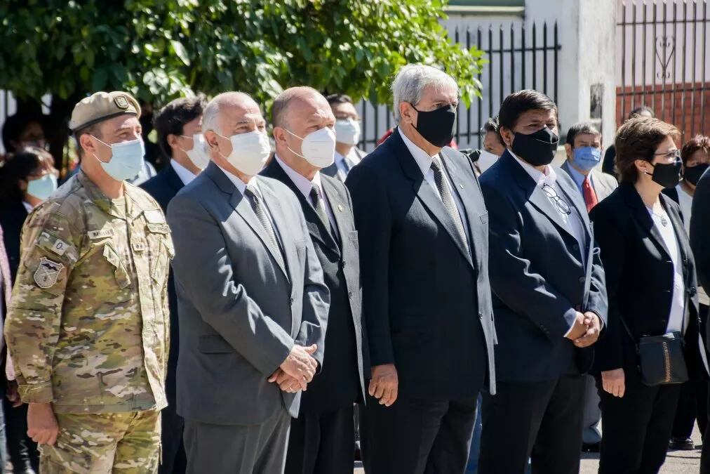 Las autoridades encabezadas por el vicegobernador Haquim, presidiendo la celebración del 187° aniversario de la Declaración de la Autonomía Política de Jujuy.