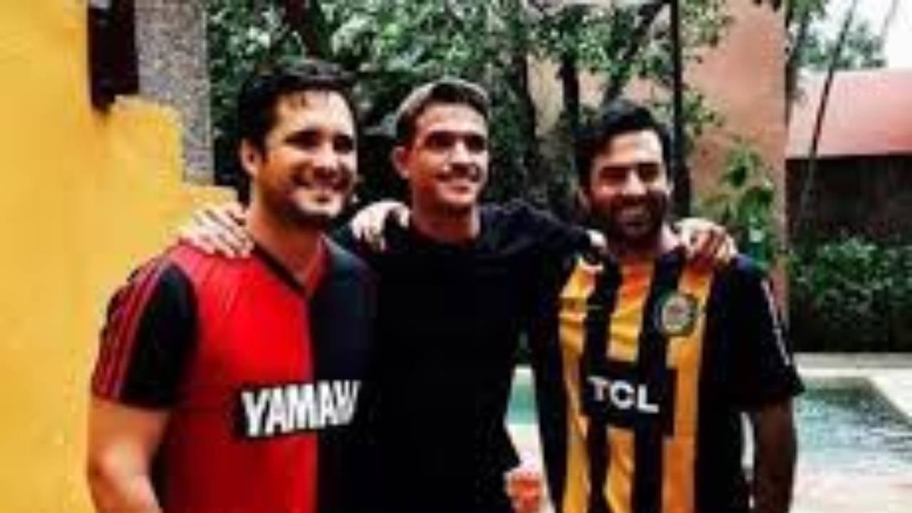 Los protagonistas de la serie de Luis Miguel con camisetas de Newell's y Rosario Central