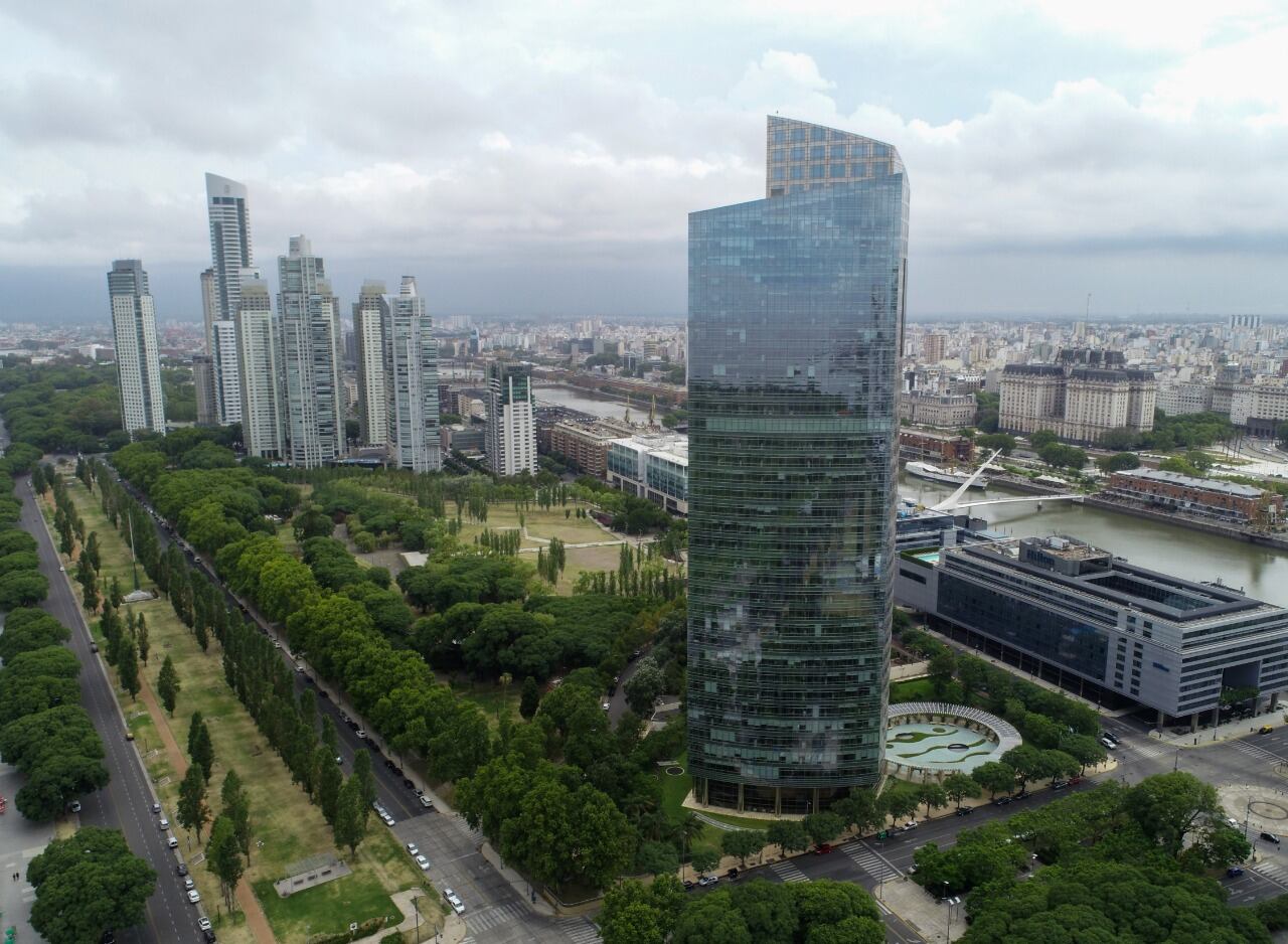 Torre de YPF en Puerto Madero diseñada por César Pelli, a la venta.