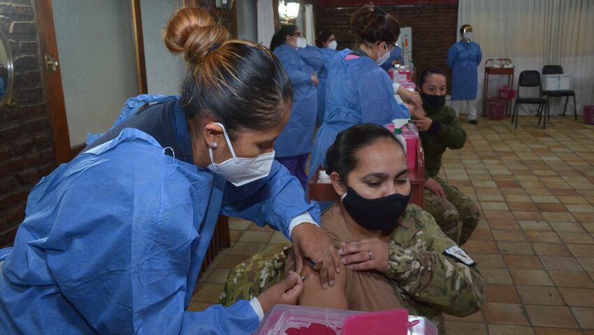 Comenzaron a vacunar contra el COVID al personal militar en la Base Naval Puerto Belgrano